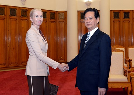 PM Nguyen Tan Dung (R) and Norwegian Ambassador to Viet Nam Siren Gjerme Erikse, Ha Noi, November 4, 2014