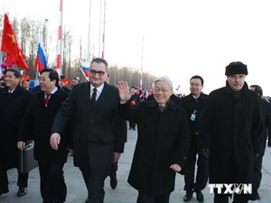 Party General Secretary Nguyen Phu Trong is welcomed at Vnocovo-2 Airport in Moscow