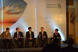 Standard Chartered's economists discuss the prospects for the Vietnamese economy in 2015 during the Global Research Briefing 2015 held in HCM City. (Photo: VNA)