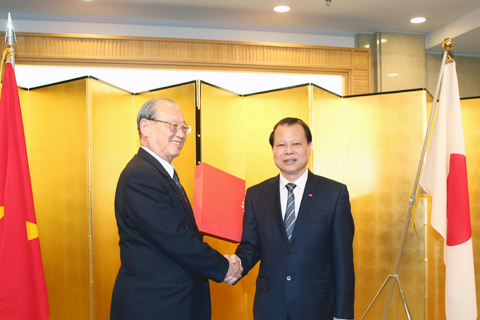 DPM Vu Van Ninh (R) shaking hand with Mr. Ken Matsuzawa, FEC Head (L) on this working visit to Japan