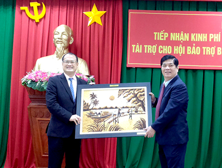 Mr. Nguyen Phong Quang (R) awarded a souvenir to Dr. Jonathan Choi (L) at the ceremony on June 28th 2015 (Picture downloaded from the Internet)