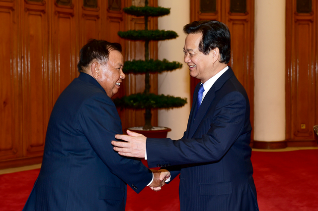 PM Nguyen Tan Dung and Lao Vice President Bounnhang Vorachit, Ha Noi, July 7, 2015 - Photo: VGP