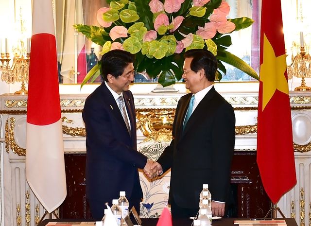 PM Nguyen Tan Dung and his Japanese counterpart Shinzo Abe, Tokyo, Japan, July 4, 2015. Photo: VGP