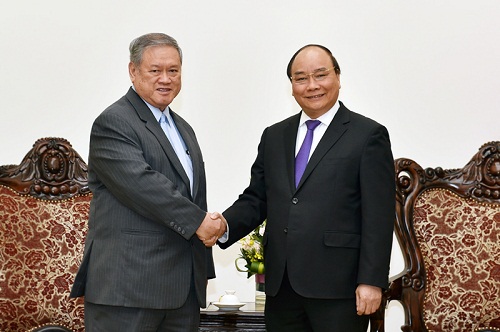 PM Nguyen Xuan Phuc (R) receives Brunei's Second Minister of Ministry of Foreign Affairs and Trade Lim Jock Seng, Ha Noi, February 27, 2017
