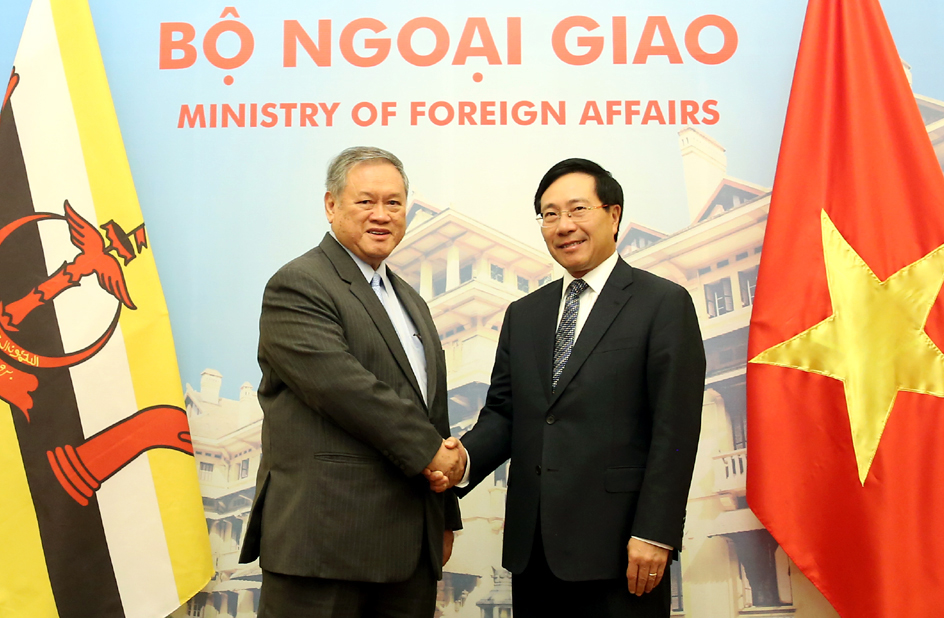 Deputy PM, FM Pham Binh Minh shakes hands with Brunei's Second Minister of Foreign Affairs and Trade Lim Jock Seng at the Government Guest House on February 27, 2017. Photo: VGP