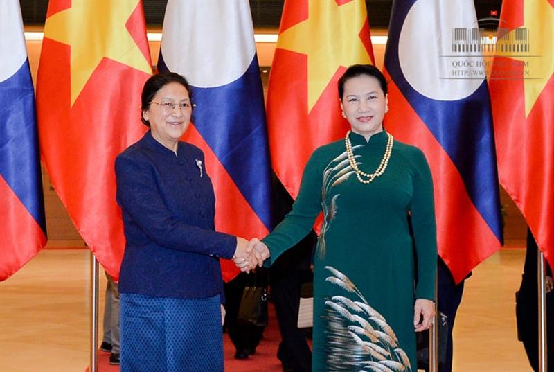 Vietnamese National Assembly Chairwoman Nguyen Thi Kim Ngan (R) and her Lao counterpart Pany Yathotu, March 6, 2017