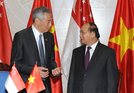 PM Nguyen Xuan Phuc and his Singaporean counterpart Lee Hsien Loong, Ha Noi, March 23, 2017