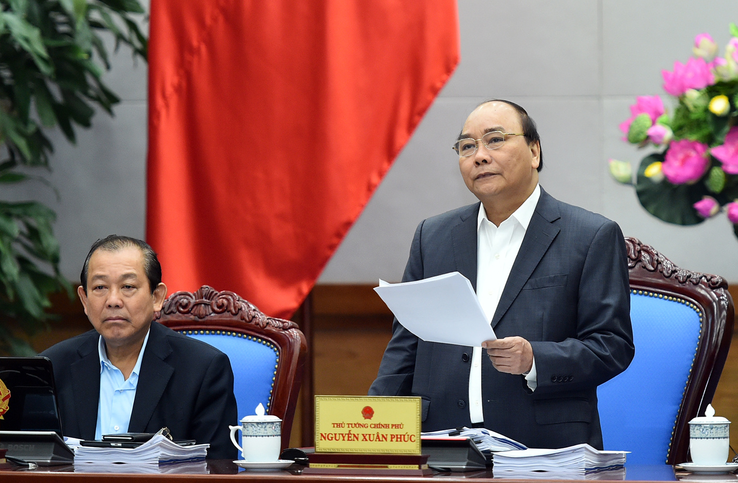 PM Nguyen Xuan Phuc (standing) at the Government's regular meeting for March, Ha Noi, April 3, 2017 – Photo: VGP/QUang Hieu