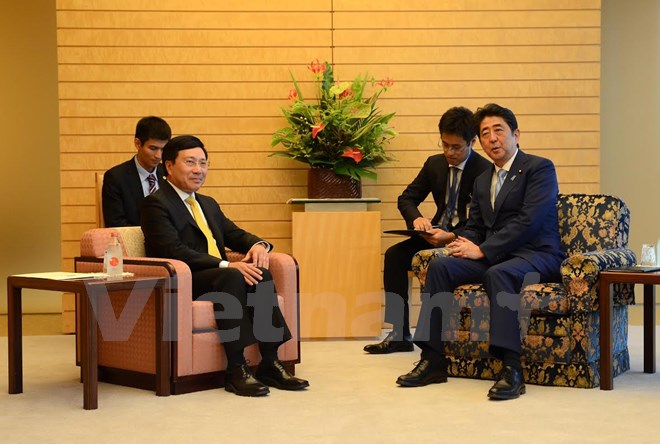 Deputy PM, FM Pham Binh Minh (L) and Japanese PM Shinzo Abe in Tokyo, Japan on May 8, 2017. Photo: VGP