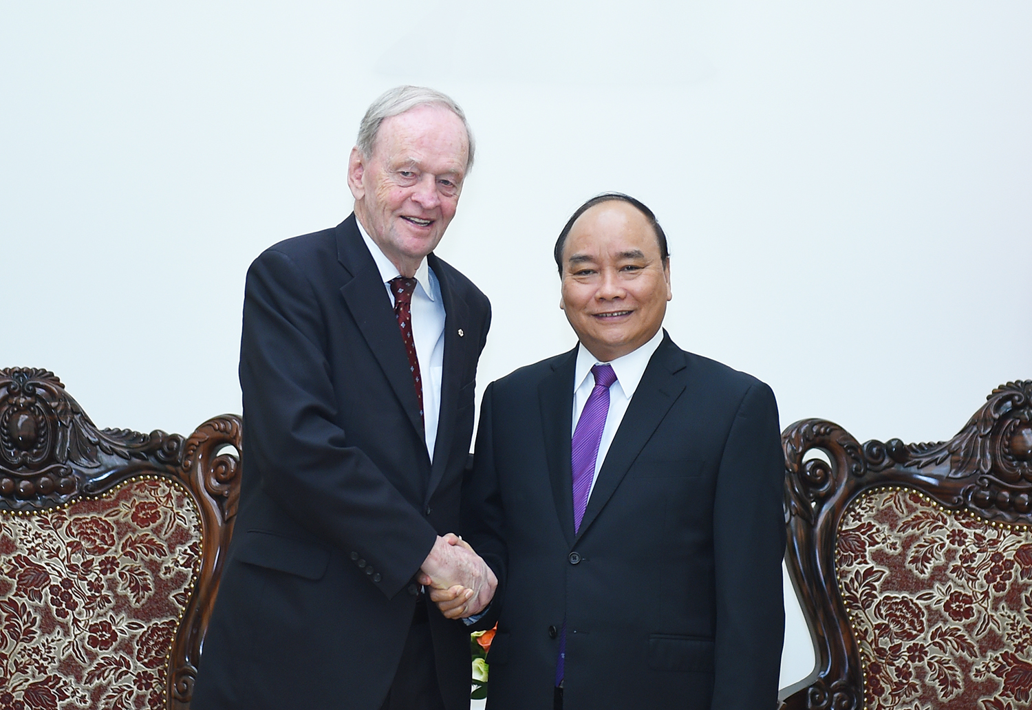 Prime Minister Nguyen Xuan Phuc (R) and Canadian PM Jean Chretien, Ha Noi, May 18, 2017 –  Photo: VGP/Quang Hieu