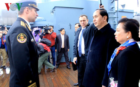 State President Tran Dai Quang (2nd from R) visits Dawn battership - Photo: VOV