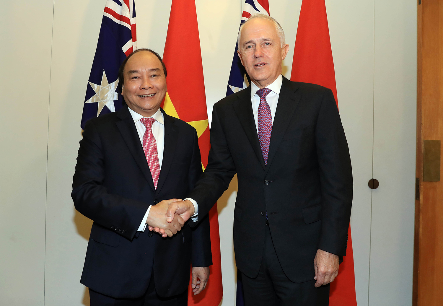 PM Nguyen Xuan Phuc (left) shakes hands with Australian PM Malcolm Turnbull in Canberra on March 15, 2018. Photo: VGP