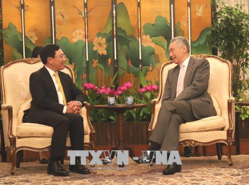 Singaporean PM Lee Hsien Loong welcomes visiting Deputy PM, FM Pham Binh Minh on July 31, 2018