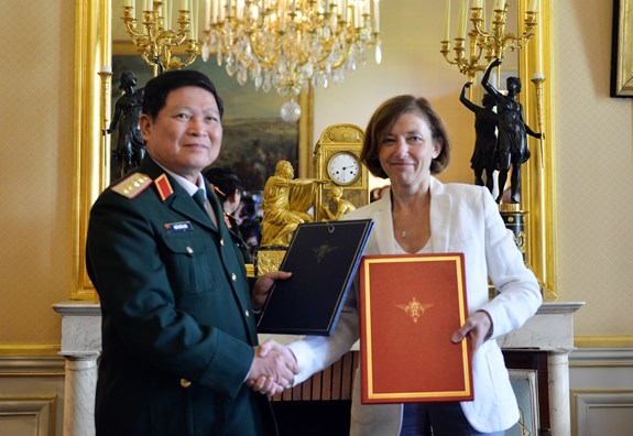 Vietnamese Defence Minister Ngo Xuan Lich and his French counterpart Florence Parly sign a joint vision statement on defence cooperation for 2018-2028 at their talks in Paris on September 17, 2018