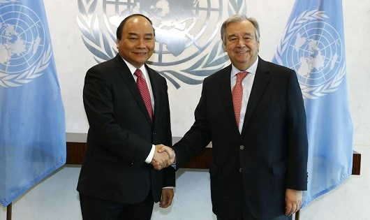 PM Nguyen Xuan Phuc (left) and United Nations Secretary-General Antonio Guterres in New York, the US on May 30, 2017 Photo: VGP