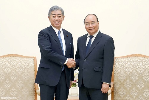 PM Nguyen Xuan Phuc (R) receives Japanese Minister of Defense Takeshi Iwaya, Ha Noi, May 4, 2019 - Photo: VGP/Quang Hieu