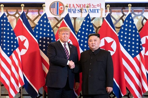 US President Donald Trump (R) and DKRP Leader Kim Jong Un meet in Metropole Hotel in Ha Noi on Feb. 28, 2019