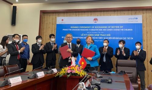 Japanese Ambassador to Viet Nam Takio Yamada and UNICEF Representative in Viet Nam Rana Flowers sign an exchange of notes on a project to enhance resilience to disaster risk and climate change for children, Ha Noi, November 17, 2021 - Photo: VGP