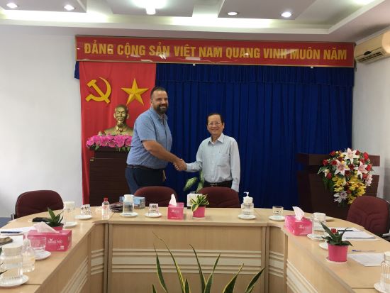 Hình đại dMr. Mai Van Phung (right) and Mr. Thomas Bollati shaing hands  after the meetingiện
