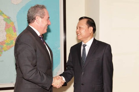 Deputy PM Vu Van Ninh (R) and US Trade Representative Michael Froman, Ha Noi, October 21, 2014 – Photo: VGP/Thanh Chung