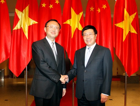 Deputy PM, FM Pham Binh Minh (R) and Chinese State Councilor Yang Jiechi, Ha Noi, October 27, 2014 - Photo: VGP