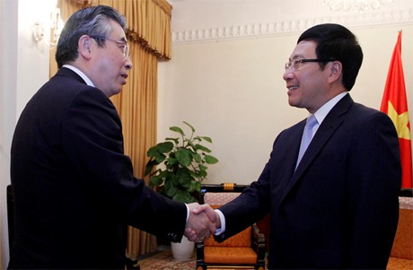Deputy PM, FM Pham Binh Minh (R) welcomes Japanese Deputy FM Shinsuke Sugiyama, Ha Noi, October 24, 2014 - Photo: VGP
