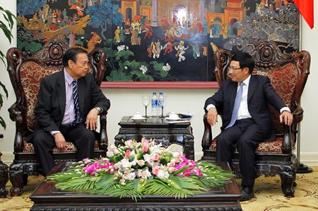Deputy PM, FM Pham Binh Minh (R) receives Chairman of the Phillipines-Viet Nam Friendship Association Eddie IIarde, Ha Noi, October 29, 2014 - Photo: VGP/Hai Minh